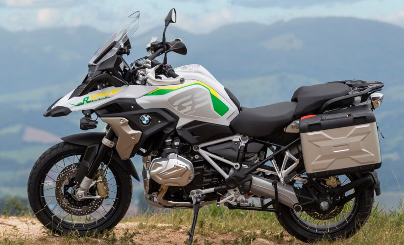 A R 1250 GS Edição Especial tem como diferenciais grafismos em tons de azul, verde e amarelo, em alusão às cores da bandeira nacional