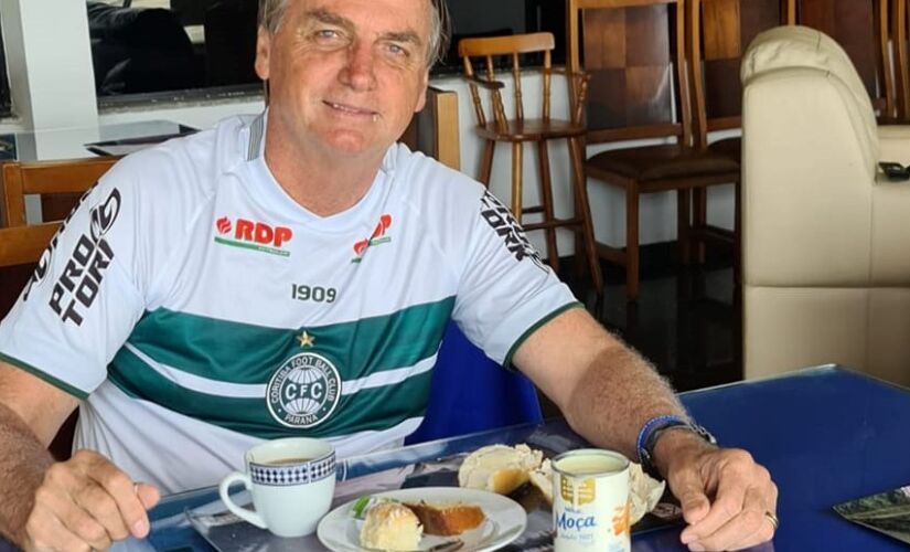 Bolsonaro, que gastou quase R$ 30 milhões no cartão corporativo, come pão com leite condensado.