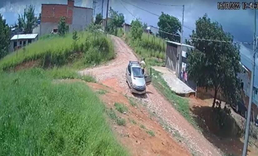 Vídeo mostra motorista saindo do veículo e olhando ao redor, as imagens são do mesmo dia do desaparecimento de Lara 