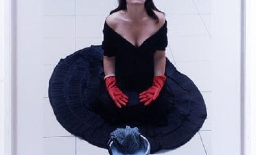  Fotografia de Marina Abramovic, 'Cleaning the Floor' (2004).