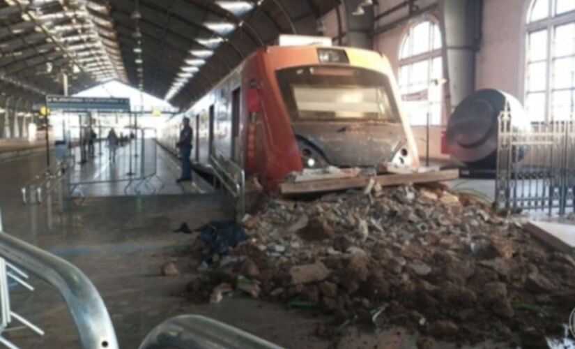 Trem bate em barreira de proteção (arquivo)