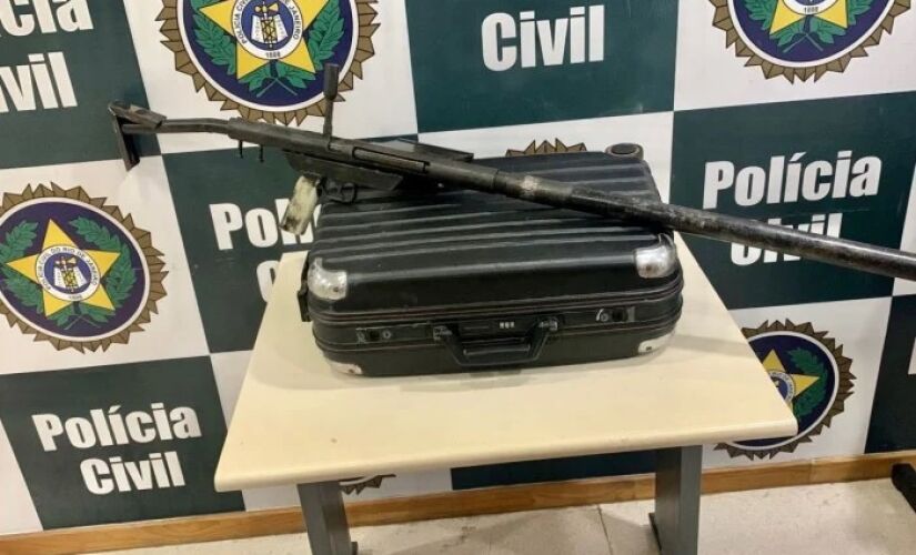 Arma estava localizada dentro de bagagem levada por mulher que carregava bebê