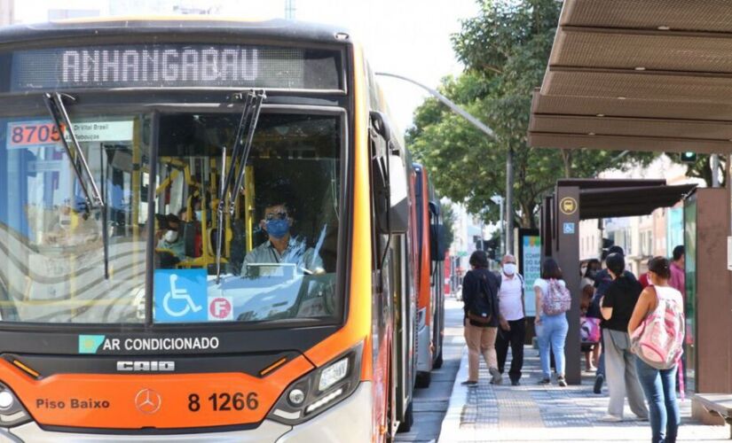 Movimentação de passageiros em ponto de ônibus na capital paulista