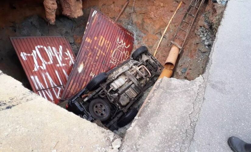 Carro foi "engolido" por cratera na Avenida Pirajussara, Zona Oeste da capital paulista
