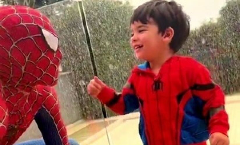 Paquetá fantasiado de Homem-Aranha