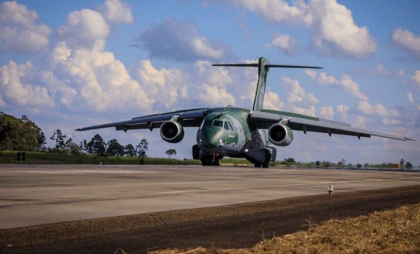 Avião da FAB que resgatará brasileiros parte para a Polônia