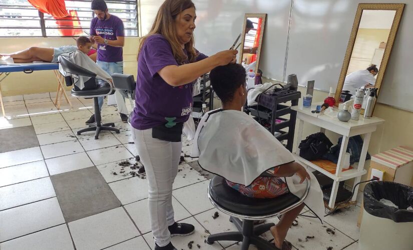 Entre as ações gratuitas no Impulsiona Taboão estava o corte de cabelo 