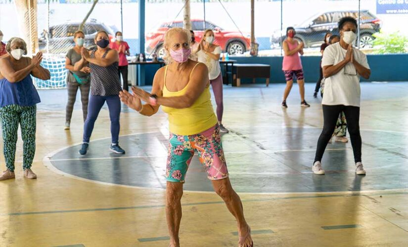 Ginástica para a Terceira Idade, na Quadra do Mituzi