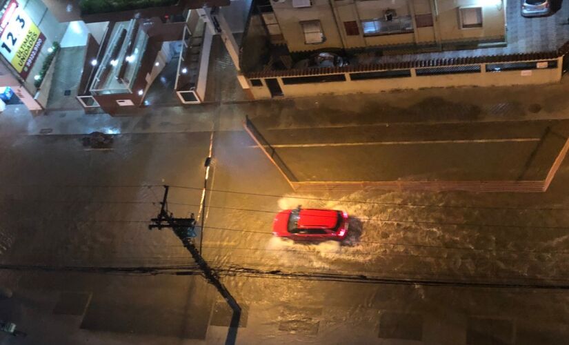 Chuvas causaram alagamentos na rua Campos Melo, em Santos