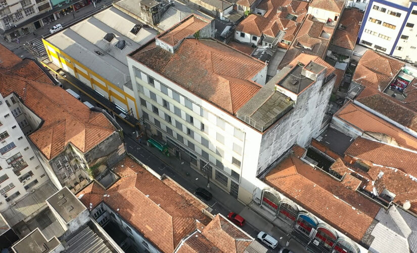 Um dos imóveis é um prédio comercial situado na região central de Santos
