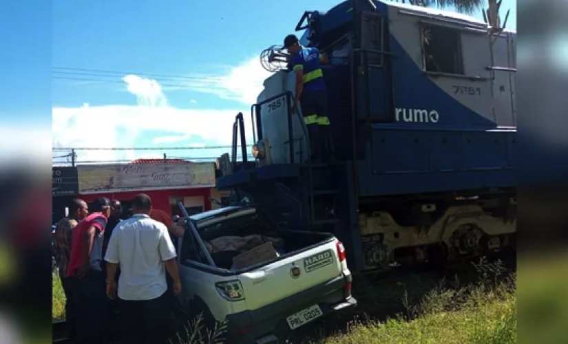 Carro é atingido por trem em SP