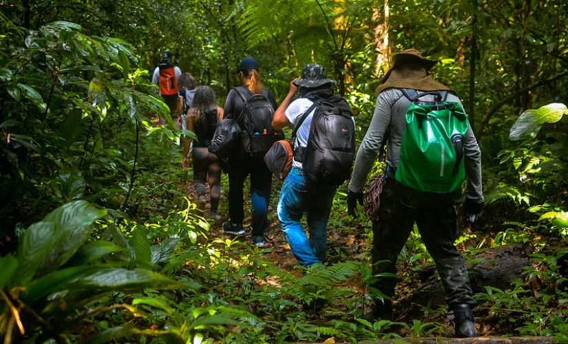 Nas caminhadas, além de belas paisagens naturais, é possível mergulhar na história