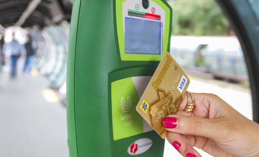 Pagamento de passagem de ônibus com cartão de crédito em Curitiba