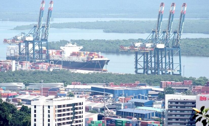 Uma operação conjunta da PM (Polícia Militar) e da PF (Polícia Federal), na madrugada desta quarta (17), apreendeu 95 kg de cocaína no casco de um navio que se encontrava no porto de Santos (SP)