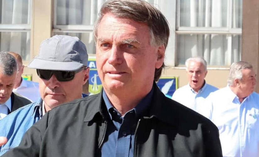 "Eu tô do lado da paz", disse Bolsonaro a apoiadores no cercadinho do Palácio da Alvorada