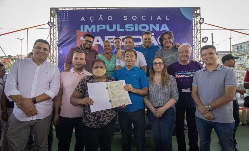 Entrega de títulos de propriedade ocorreu na EMEF Profª. Therezinha Volpato Baro, durante o 3&ordm; Impulsiona Taboão. 