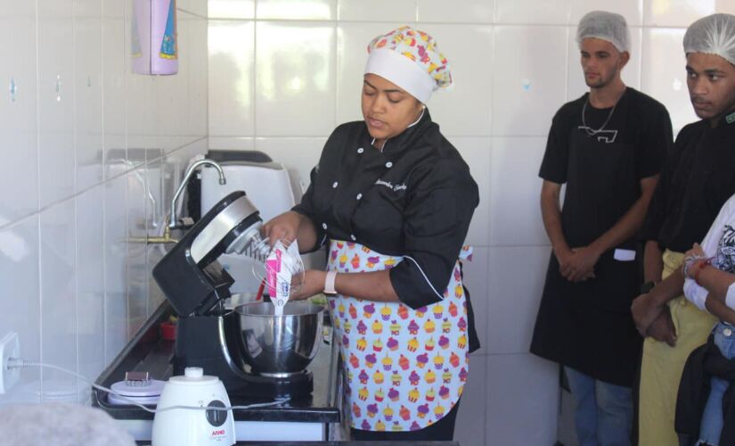 Curso de confeitaria desperta interesse por empreendedorismo em Igaratá