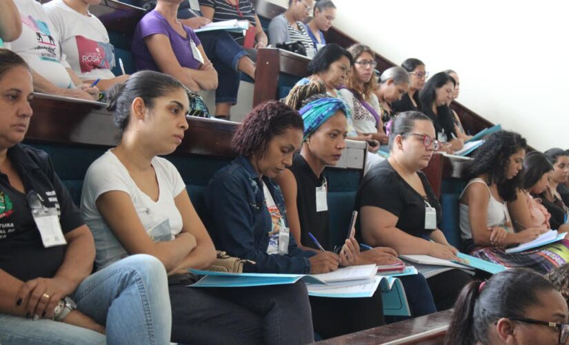 Auditório cheio durante palestra sobre saúde mental