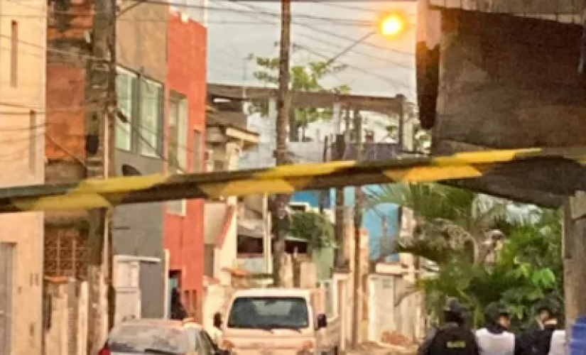 Homem surta e ameaça explodir a própria casa após atirar em esposa no litoral; o GATE foi acionado