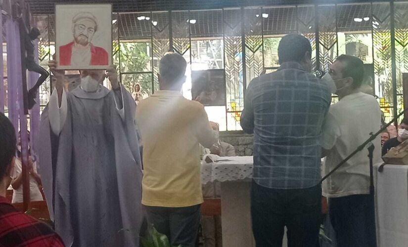 Padre Júlio Lancelotti exibe autorretrato de Elifas Andreato