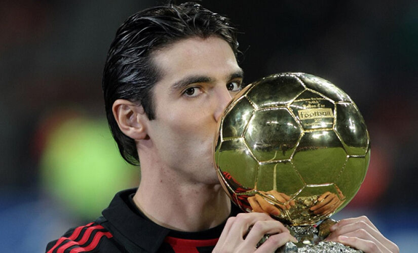 Kaká beijando seu troféu de melhor jogador do mundo, em 2007