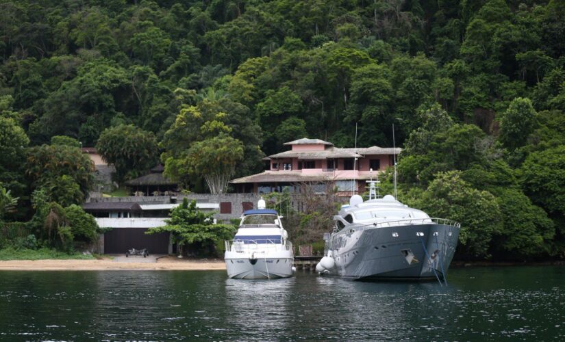 Localizada na região de Vila Velha, na cidade de Angra dos Reis, Rio de Janeiro, a propriedade tem 16.500 m&#xB2;,  e conta com cozinha industrial, heliponto, e cais privado