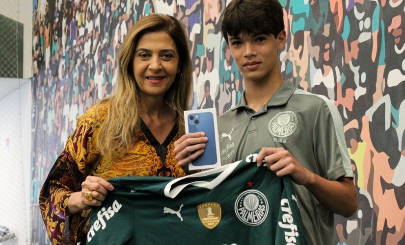 Felipe Goto presenteado com novo celular pela presidente do Palmeiras, Leila Pereira