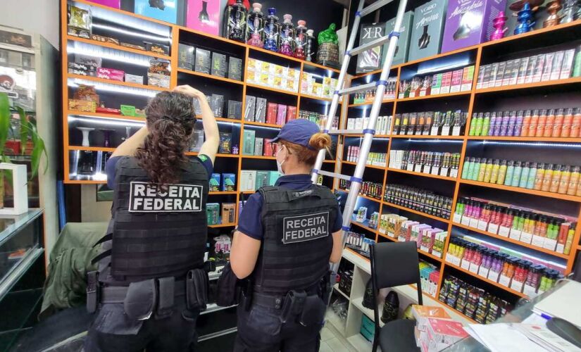 Os alvos da operação são duas lojas da região central de São Paulo