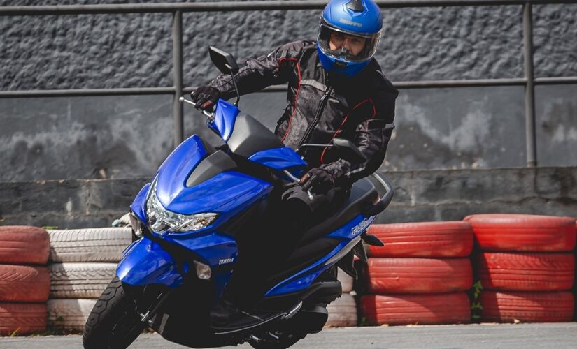 A nova scooter da Yamaha tem três opções de cores: azul metálico, preto e branco