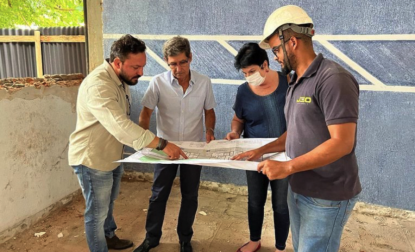 Dr. Cássio, prefeito de Porto Feliz, em visita às obras da nova delegacia da cidade