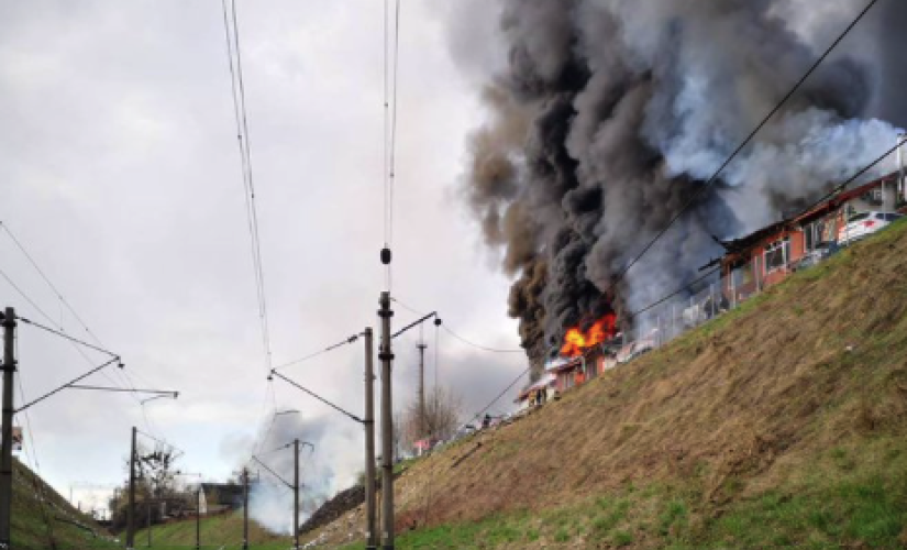 Estação de trem na Ucrânia atingida por ataques com mísseis russos