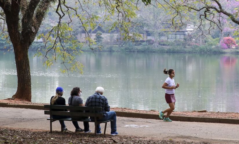 Mulher corre no parte do Ibirapuera, em SP