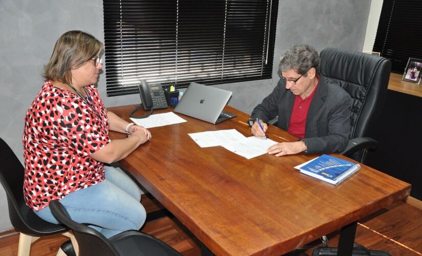 Dr. Cássio, prefeito de Porto Feliz, assina termo de adesão da cidade ao Projeto Escola Federativa