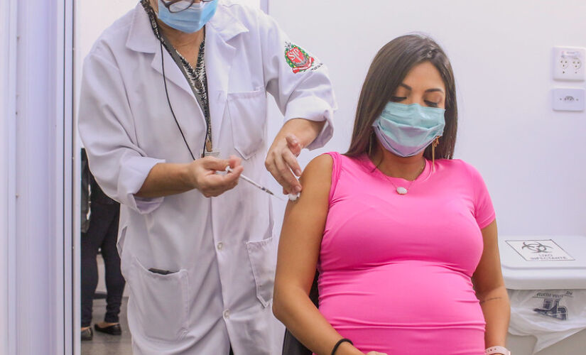 Mulher grávida recebe vacina em São Paulo