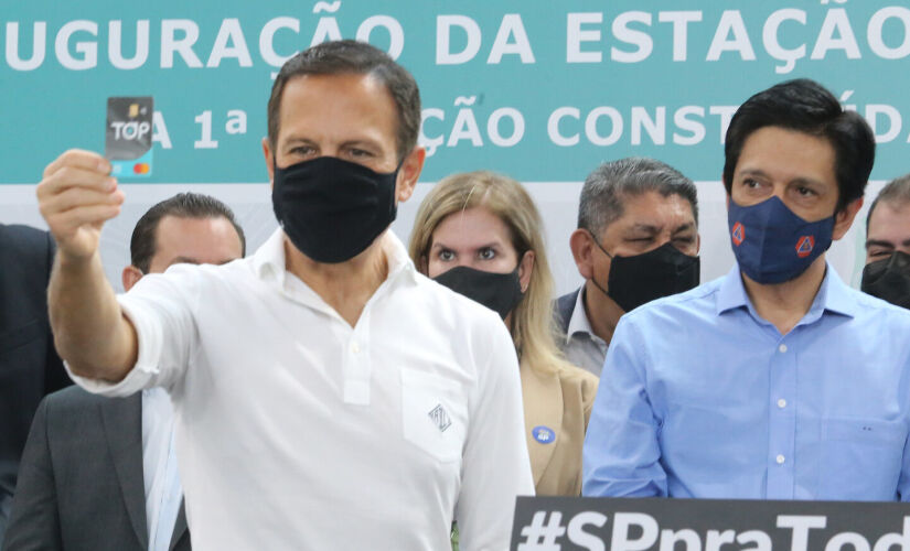 João Doria (PSDB) anunciando o uso do cartão TOP