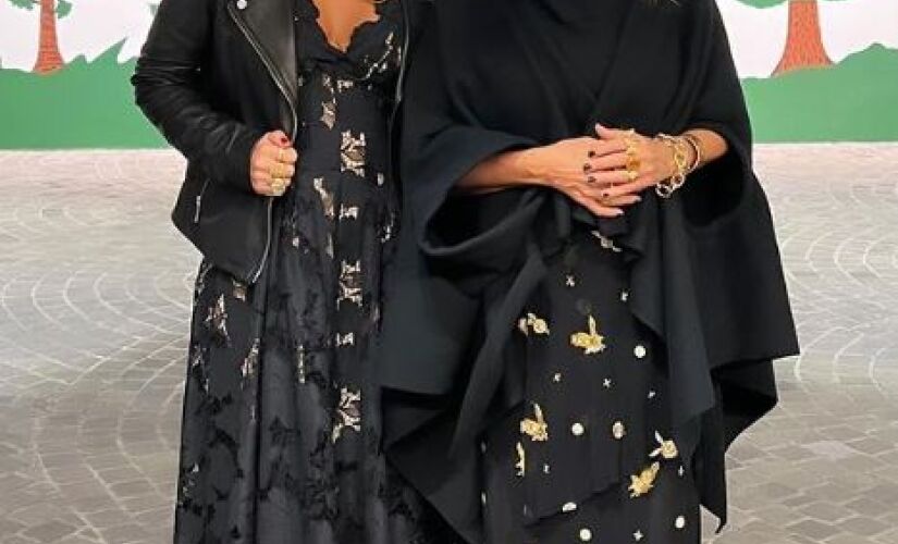 Daniela Mercury e Malu Verçosa apostou em vestidos e casacos pretos para se proteger do frio