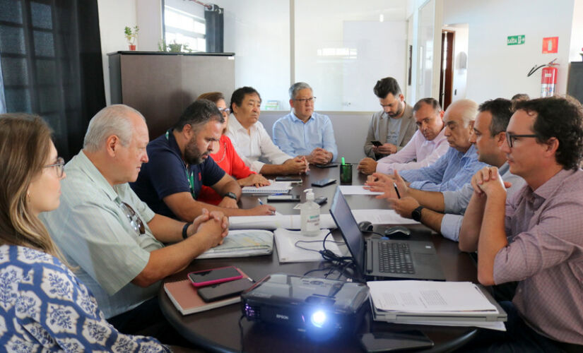 O prefeito de Itapecerica da Serra participa de reunião do Conisud