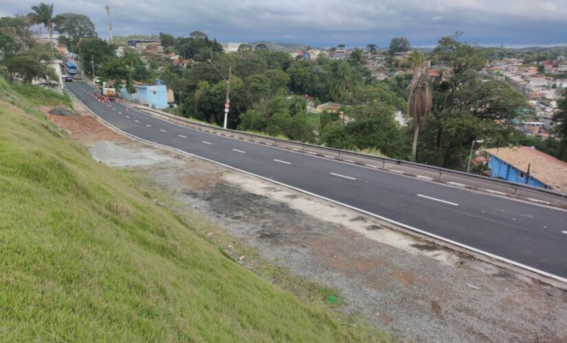 Obra de tubulação e pavimentação na Rua Antônio Lopes da Silva