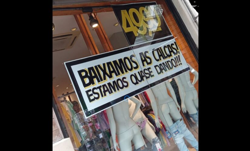 Manequins 'ficaram nus' para ajudar a promover ofertas