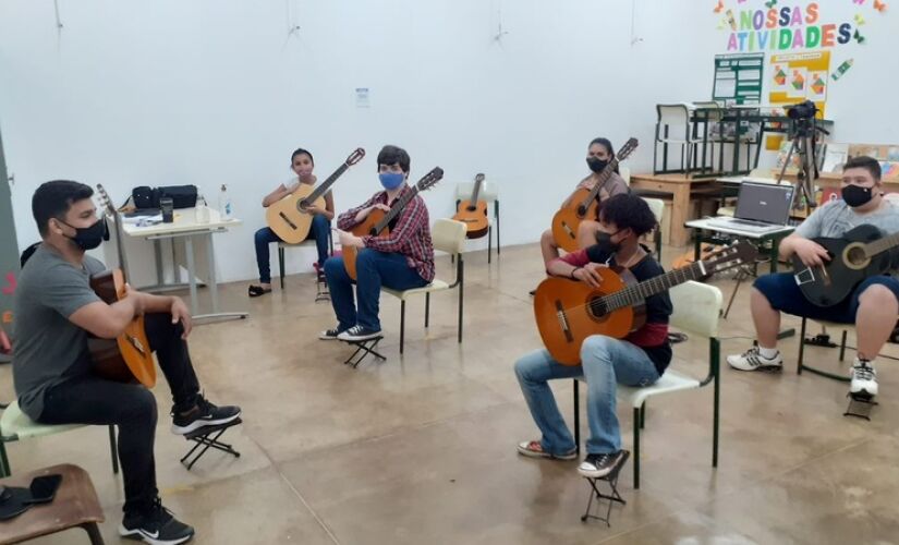 Para participar, não é preciso ter conhecimento prévio em música, nem possuir instrumento musical