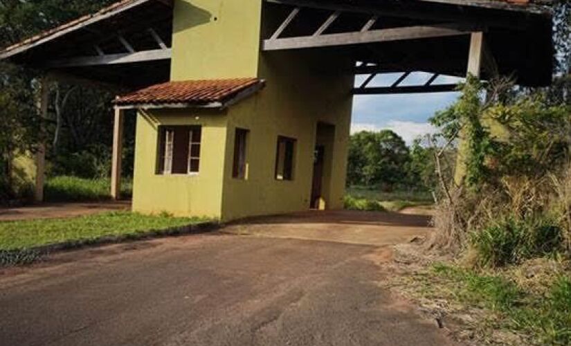 Entre os lotes há galpões, terrenos, apartamentos, prédios, salas comerciais, casas e propriedades rurais, com opções locadas e desocupadas