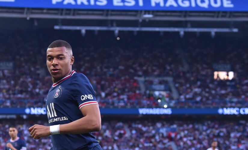 Aos 23 anos, Mbappé assinou extensão do vínculo até 2025