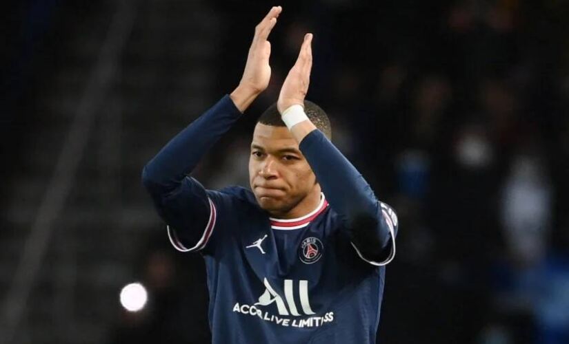 Aos 23 anos, Mbappé assinou extensão do vínculo até 2025