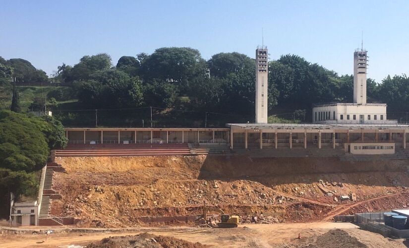 Estádio do Pacaembu com arquibancada em ruínas