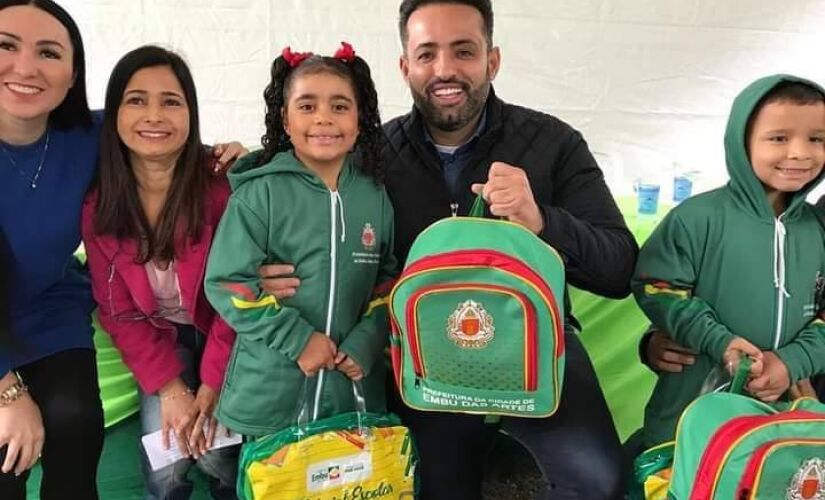 Embu das Artes inicia entrega de uniforme e material escolar para mais de 30 mil alunos 