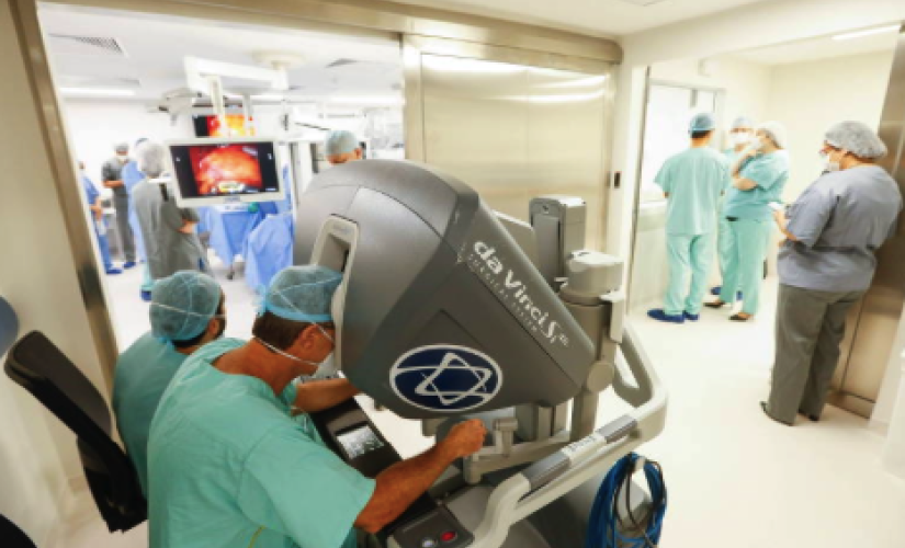 O cirurgião Sidney Klajner, presidente do hospital Albert Einstein; maneja o robô durante a cirurgia bariátrica no Hospital Vila Santa Catarina, na zona sul de São Paulo