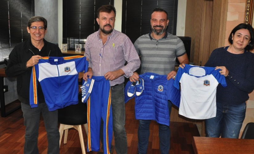 Primeiro à esquerda, o prefeito de Porto Feliz, Dr. Cássio, mostra os novos uniformes