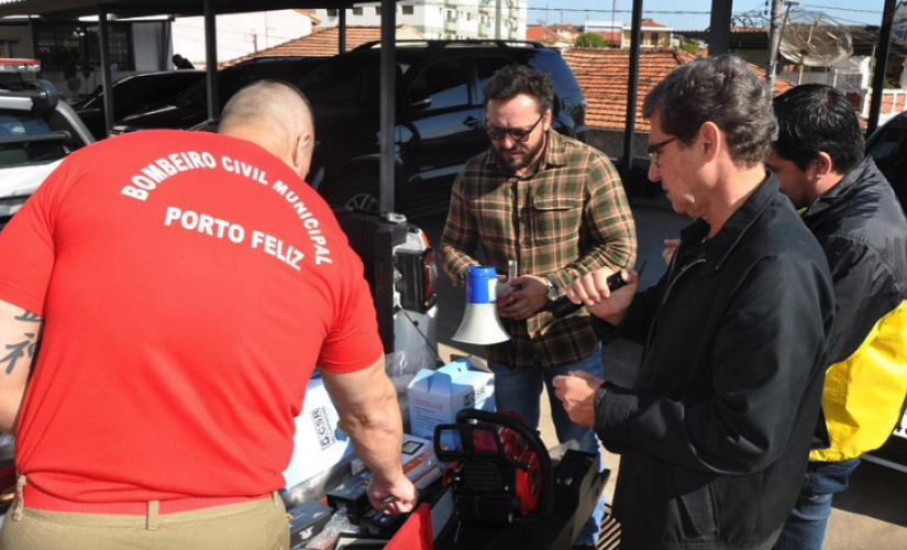 O prefeito de Porto Feliz, Dr. Cássio, acompanhando a chegada dos equipamentos