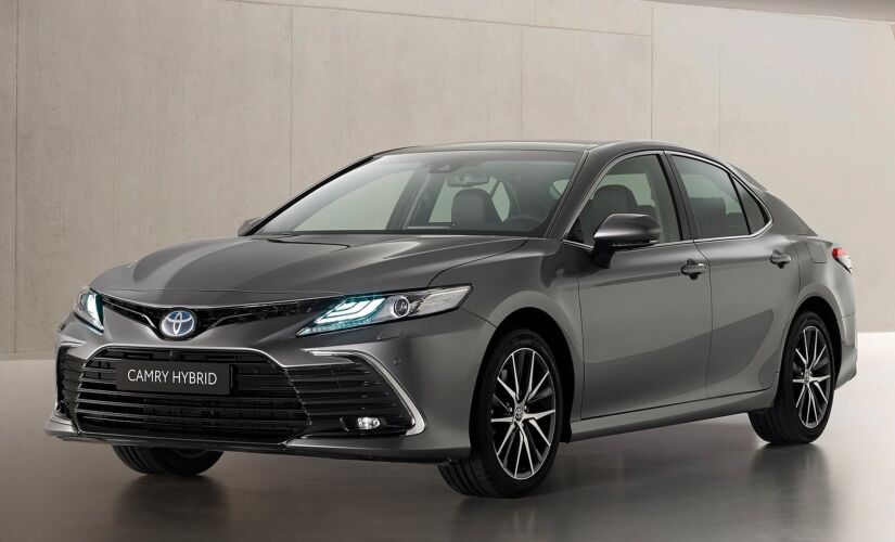 O novo Camry recebeu atualizações no design frontal, com um visual mais moderno, sofisticado e com um toque esportivo