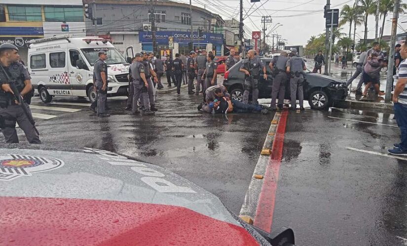 Mulher morre baleada em confronto entre a polícia e bandidos